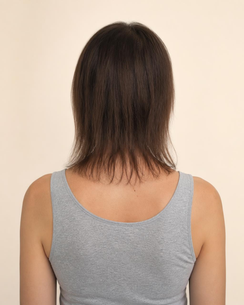 Cheveux bruns mi-longs et fins avant pose d'extensions
